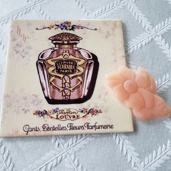 Vintage brooch.  Some form of plastic.  Engraved flower. - Picture 6 of 6